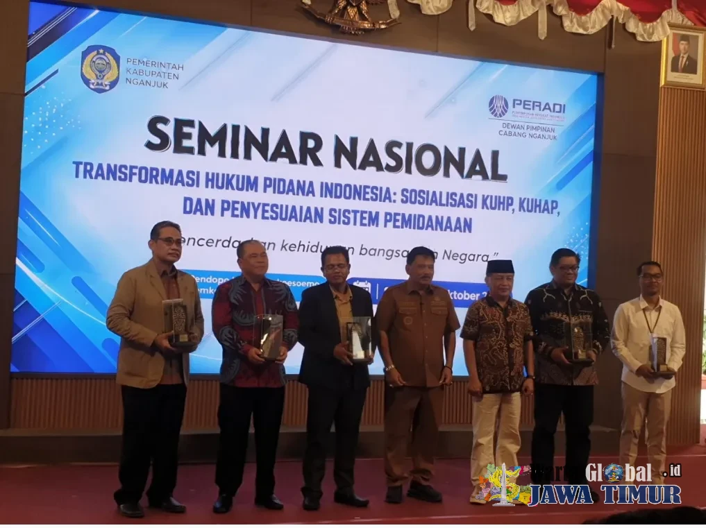 SEMINAR HUKUM NASIONAL SEBAGAI WAHANA, MENINGKATKAN  PENGETAHUAN HUKUM MASYARAKAT