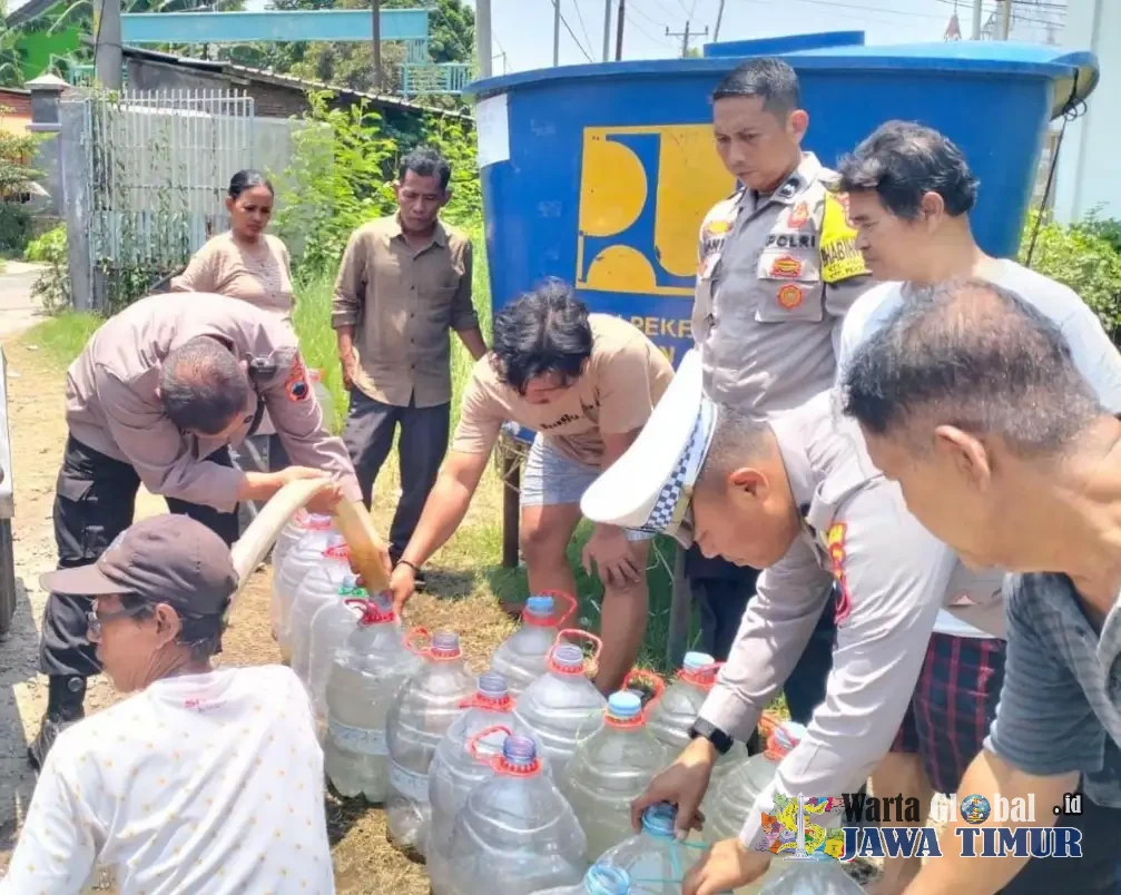 Peduli Terhadap Masyarakat, Polres Pekalongan Kota Salurkan 4.000 Liter Air Bersih untuk Warga Bugisan