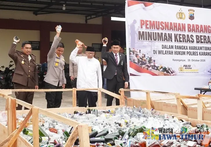 Polres Karanganyar Musnahkan 6.218 Botol Miras, Lima Orang Diamankan