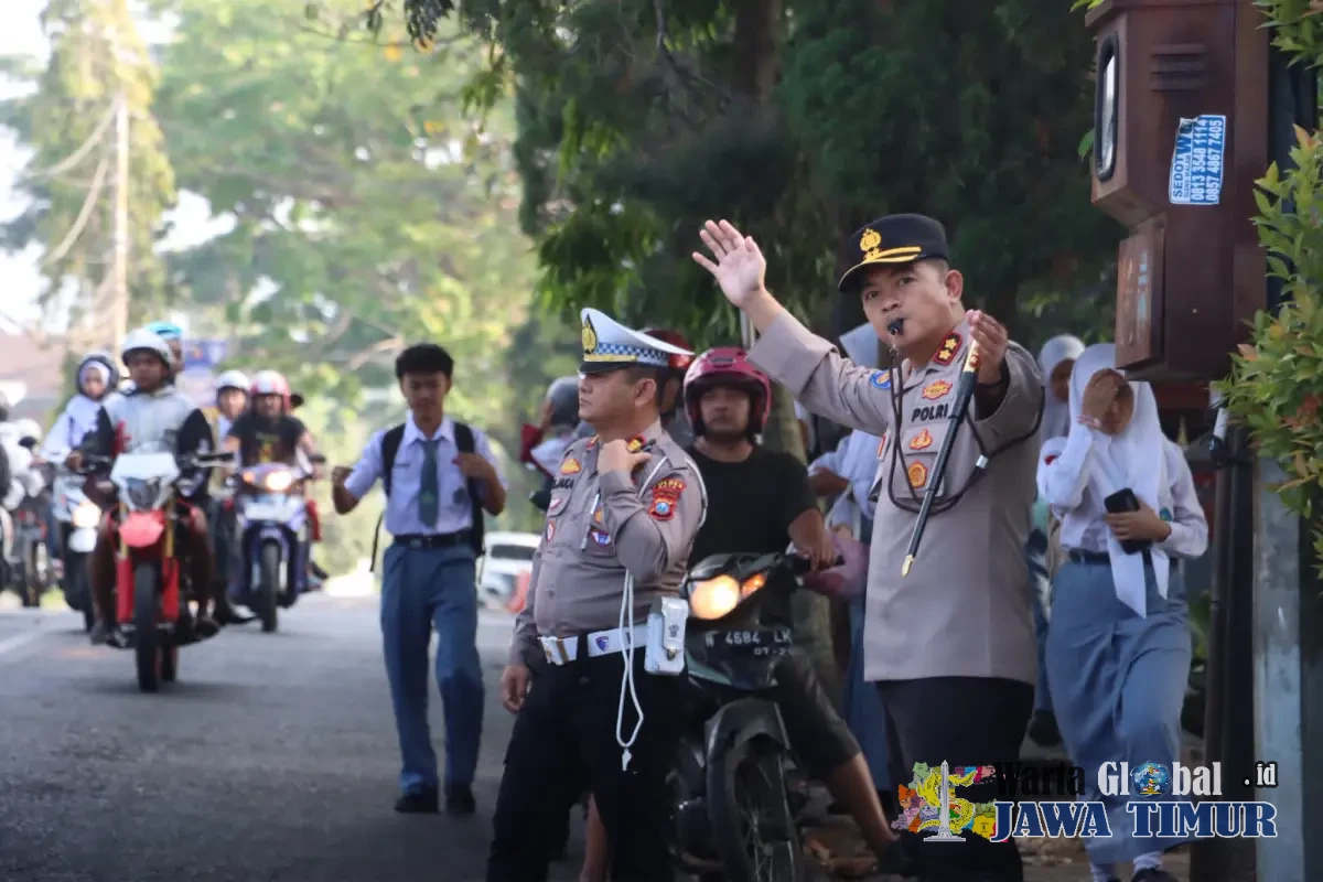 Turun Langsung ke Lapangan, Kapolres Batu Atur Lalu Lintas di Depan SMA 2 Kota Batu