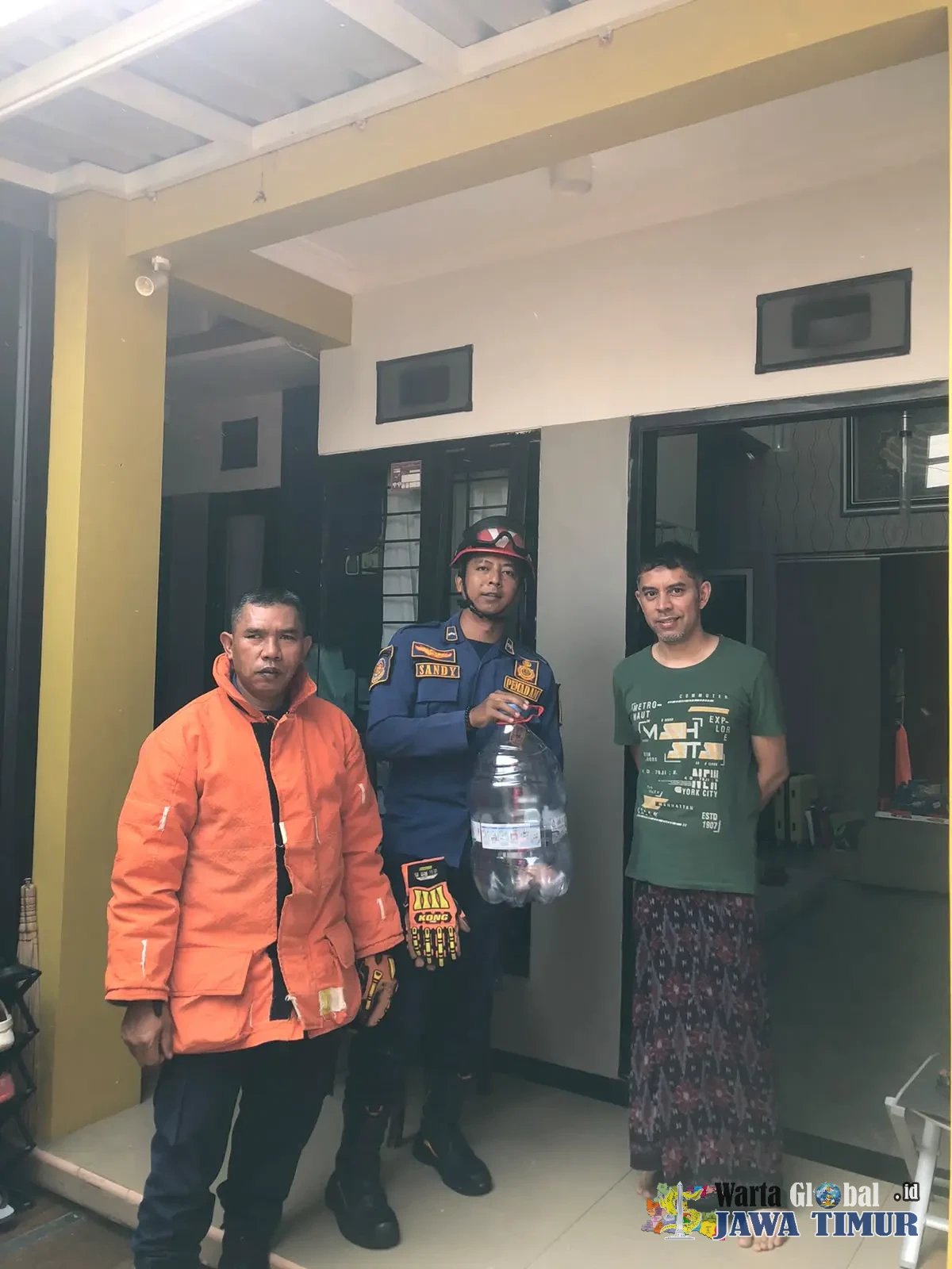 Ular Masuk Rumah Warga di Perumahan Permata Land Kota Batu, Damkar Sigap Tangkap — Tidak Ada Korban Luka