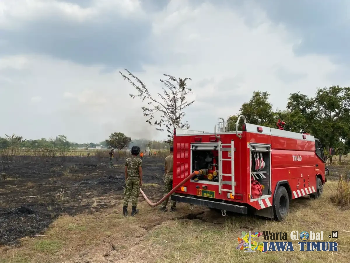 Aksi Cepat Tanggap, Yonif TP 885/Belibis Putih Bersama Damkar Bojonegoro Atasi Kebakaran Lahan Kosong di Mojoranu