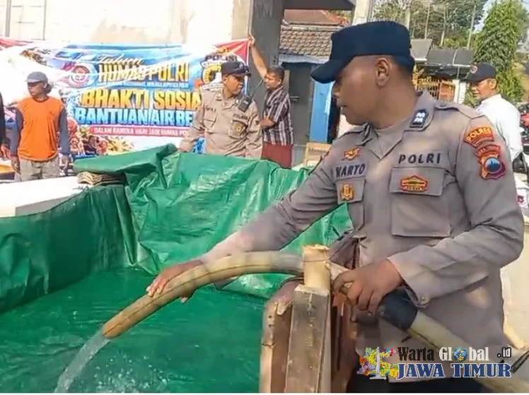 Hari Jadi Humas Polri, Polres Karanganyar dan PDAM Salurkan 2.400 Liter Air Bersih untuk Warga Jumapolo