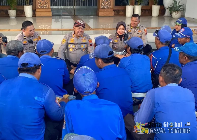 Dekat dengan Warga, Kapolresta Surakarta Sosialisasikan Bahaya Judi Online dan Berbagi kepada Supeltas