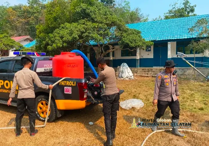 Kolaborasi BPBD Dan Polres Tabalong  Distribusikan Air Bersih ke SMPN 3 Tanta, Bantu Atasi Dampak Kekeringan