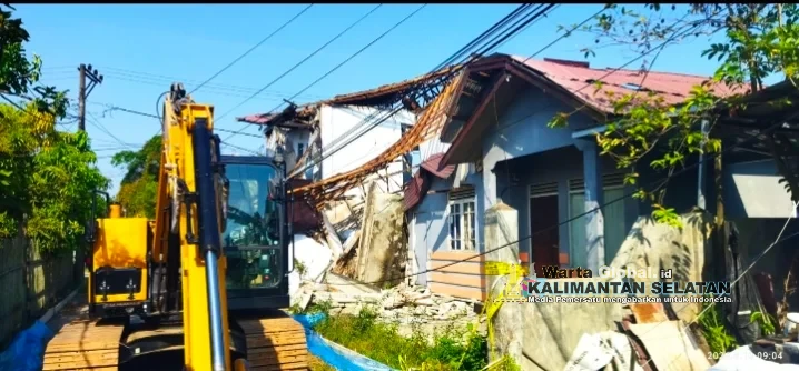 Rumah Dua Lantai Tak Berpenghuni Ambruk, Timpa Rumah Tetangga di Gambut