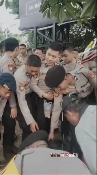 Polisi Borong Tahu untuk dibagikan Kepada wargaYang Tengah Menyampaikan Aspirasi