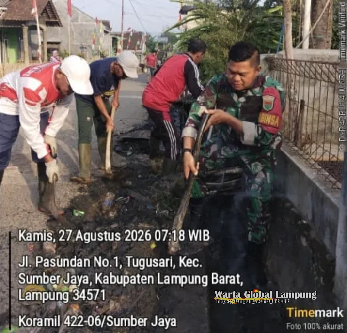 Babinsa Koramil 422-06/Sumber Jaya Bersama Warga Bersihkan Saluran Air, Wujud Kepedulian terhadap Lingkungan