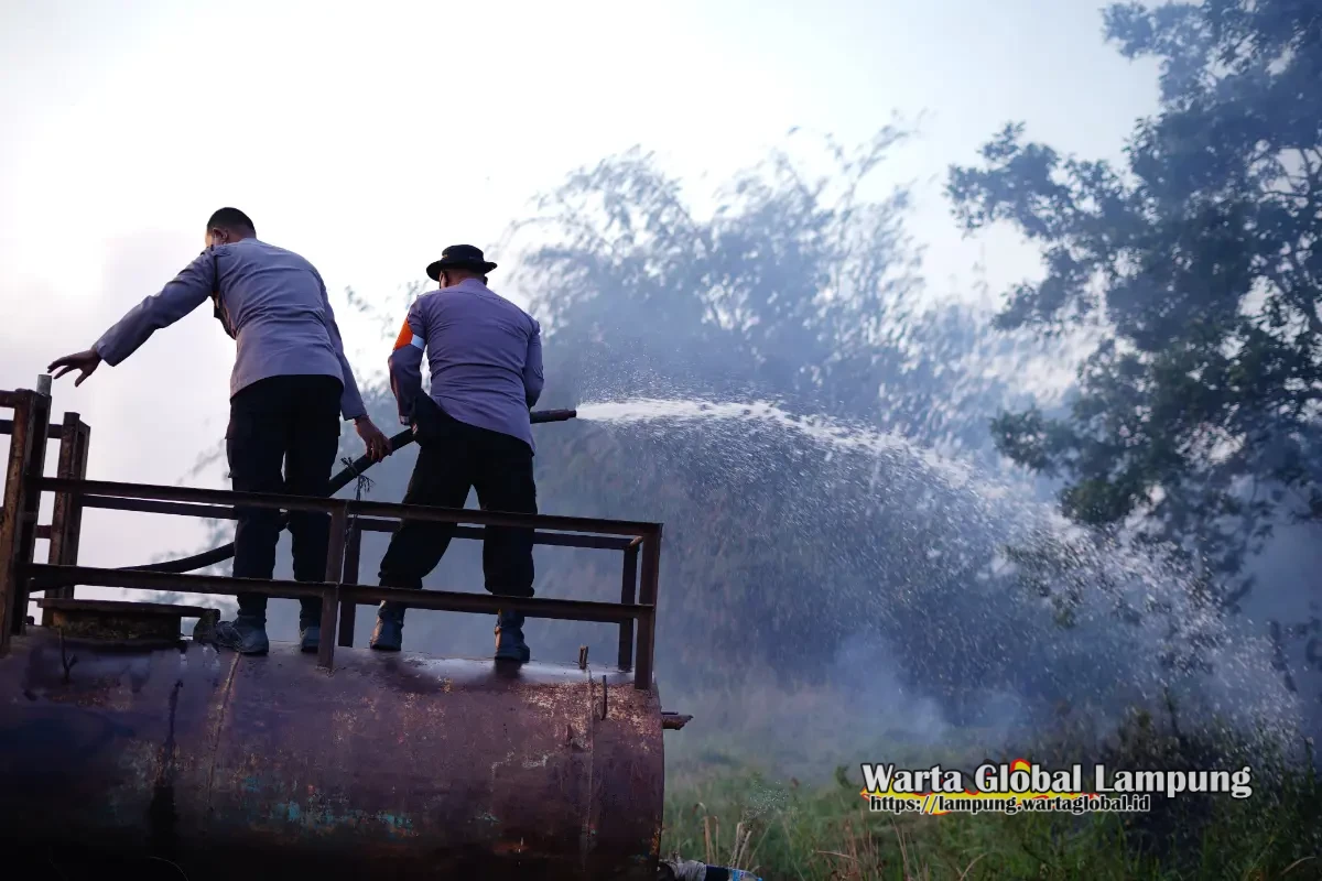 Si jago merah mengamuk Kapolres tulang bawang turun langsung 50 hektare lahan, Si jago merah mengamuk Kapolres tulang bawang turun langsung 50 hektare lahan,