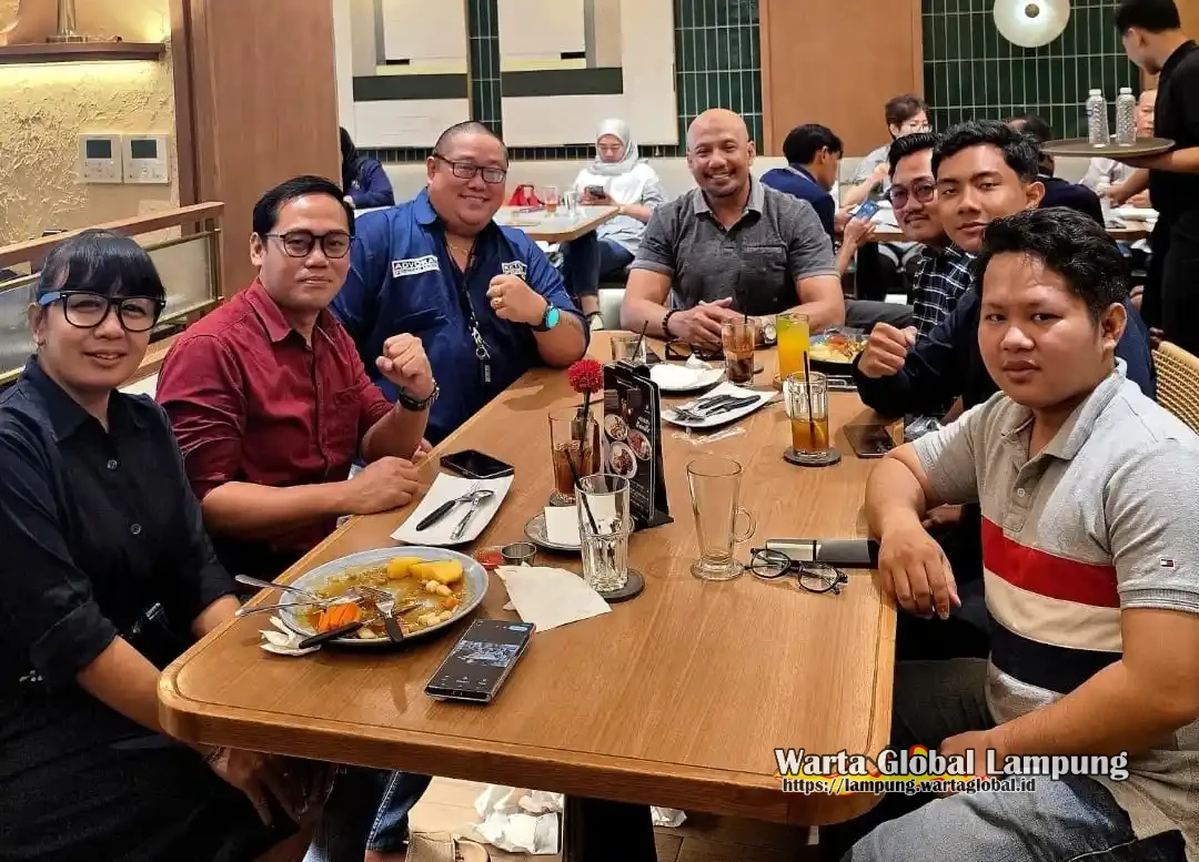 Duo Pengacara Kawakan Sujiarno Broto Aji, S.H., M.H. (HAMI Bersatu Jateng) dan Donny Andretti, S.H., S.Kom., M.Kom. (FERADI WPI) sarapan Bersama Di Pelangi Resto