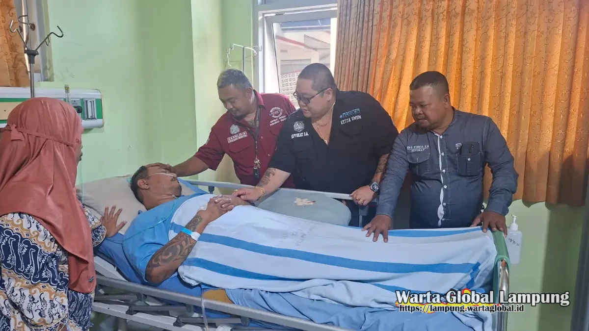 Adv. Eko Ponco,SH berlinang air mata melihat kondisi mengenaskan Sholeh anggota FERADI WPI Korban Pengroyokan Dengan Linggis Besi