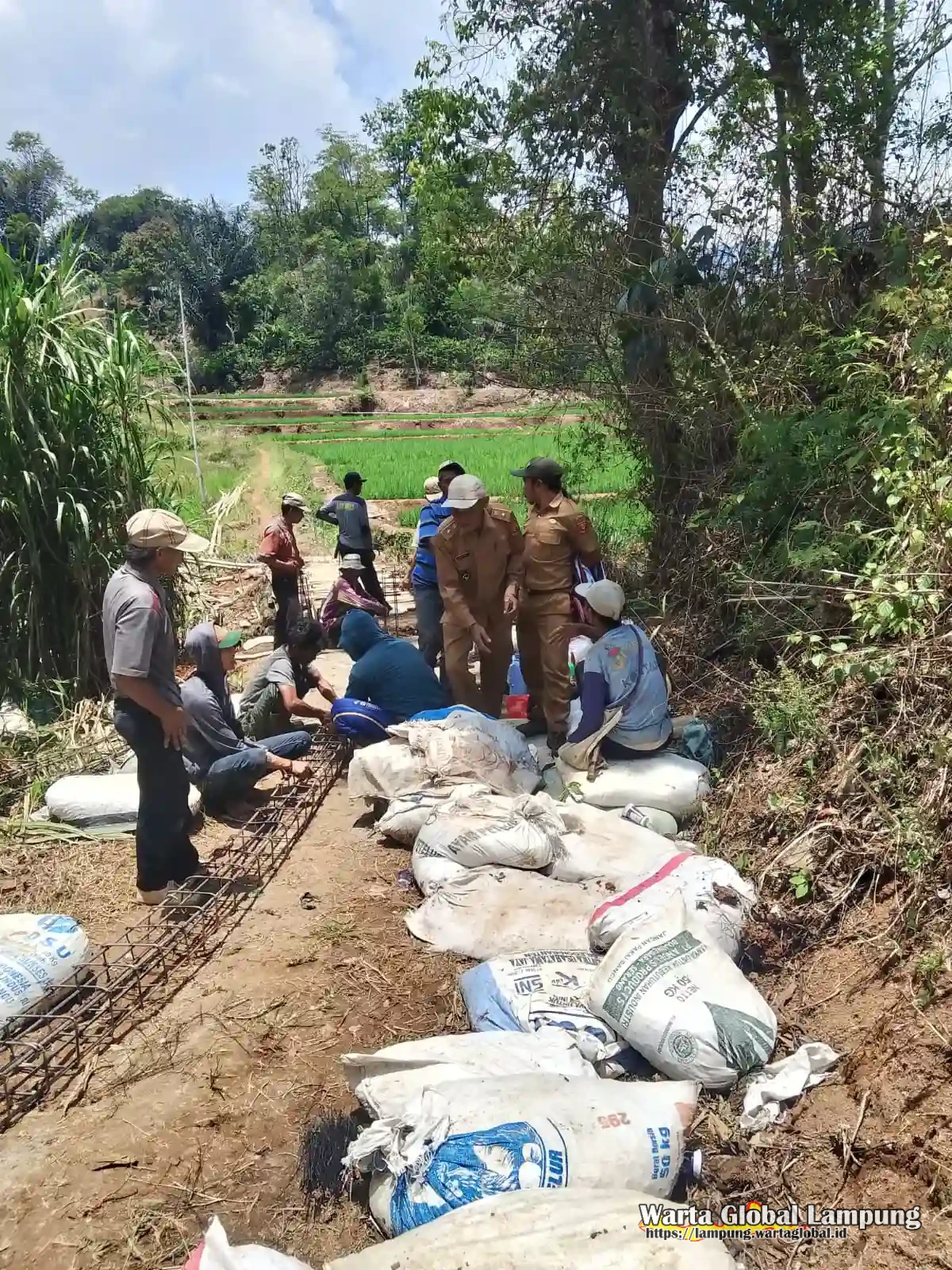 Peratin Sukaraja Turun Langsung, Gotong Royong Pembangunan Jembatan di Marga Mulya Peratin Sukaraja Turun Langsung, Gotong Royong Pembangunan Jembatan di Marga Mulya