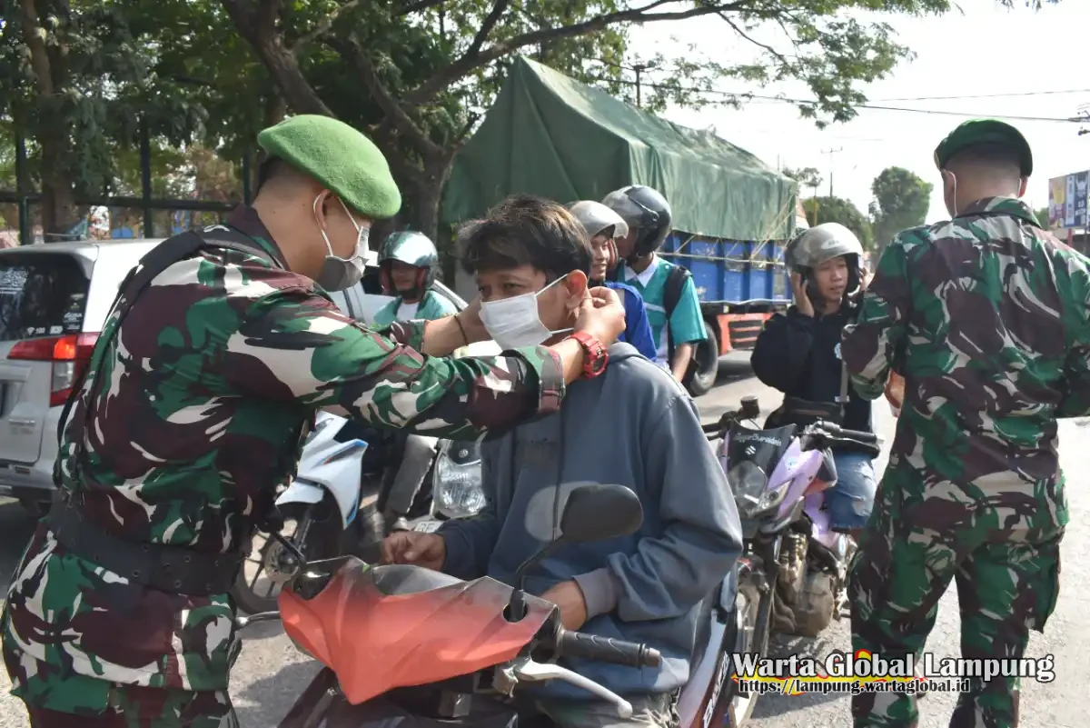Antisipasi Abu Vulkanik Anak Krakatau, Korem 043/Gatam Bagikan Masker dan Bersihkan Sekolah di Metro