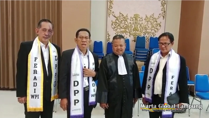 Dwi Siswanto, Yulianto Kiswocahyono, Arifin, Mendampingi Eko Ponco Sumpah Advokat di Pengadilan Tinggi Surabaya, melalui FERADI WPI Dwi Siswanto, Yulianto Kiswocahyono, Arifin, Mendampingi Eko Ponco Sumpah Advokat di Pengadilan Tinggi Surabaya, melalui FERADI WPI