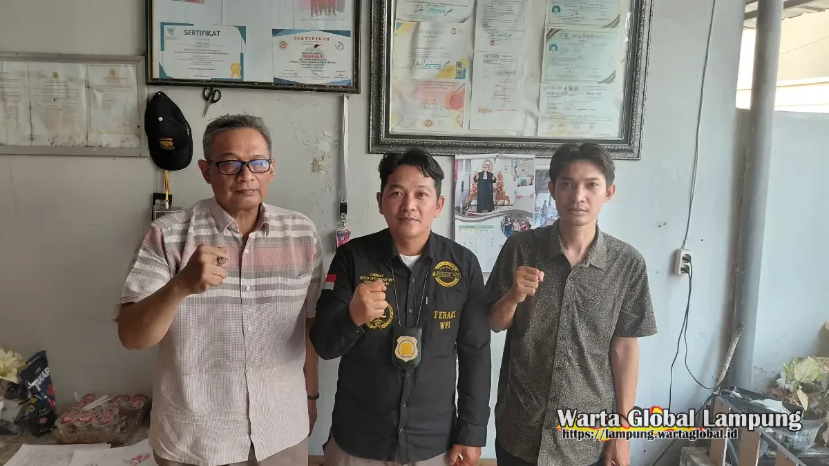 SUKINDAR WAKETUM DPP FERADI WPI KEDATANGAN KELUARGA IBU DARMINI - GUGATAN PEMBATALAN LELANG CACAT HUKUM BRI KC KENDAL SIAP DIDAFTARKAN DI PN KENDAL