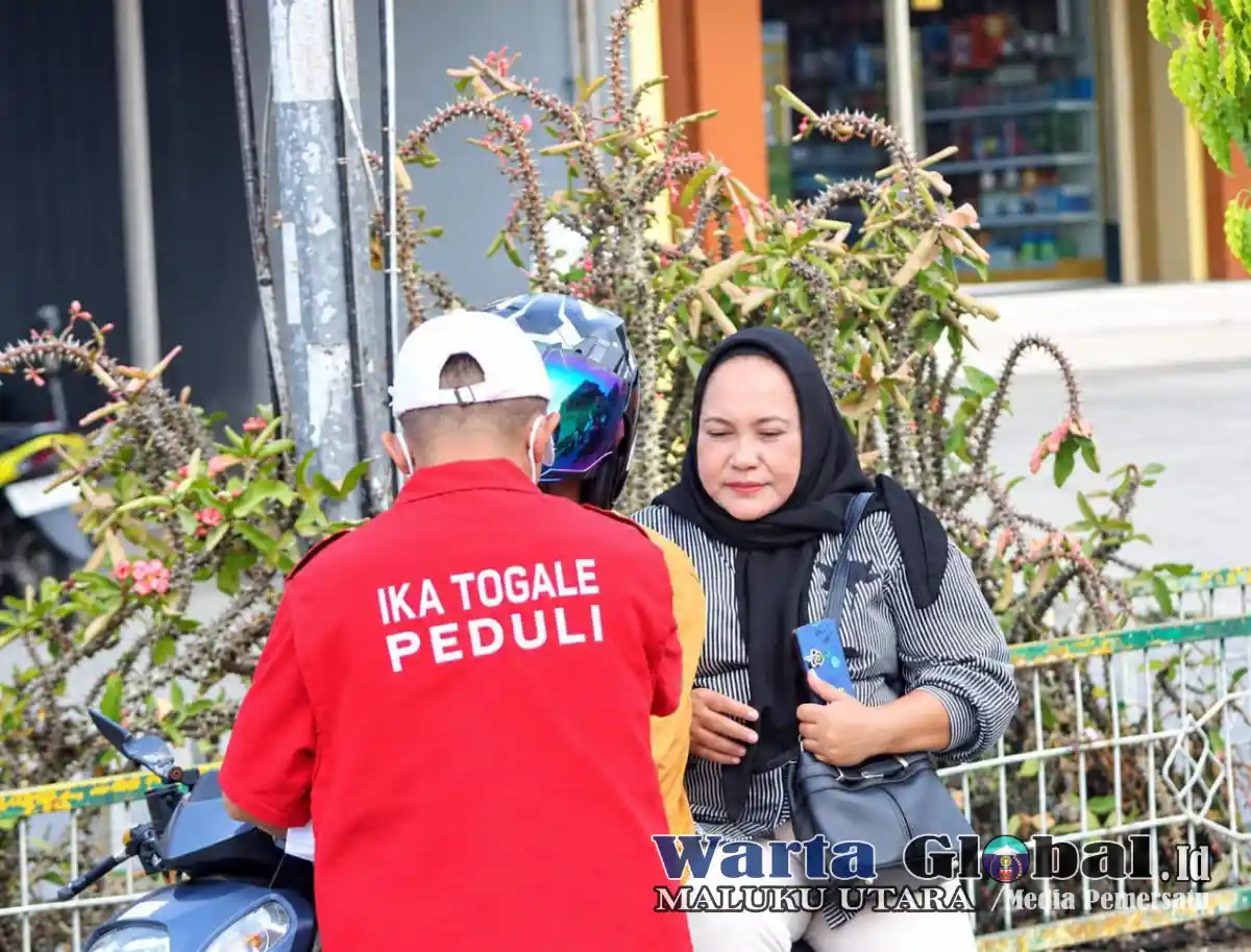 Peduli Warga di Tengah Kabut Asap, Media Center IKA Togale Halsel Bagikan 3.000 Masker Gratis