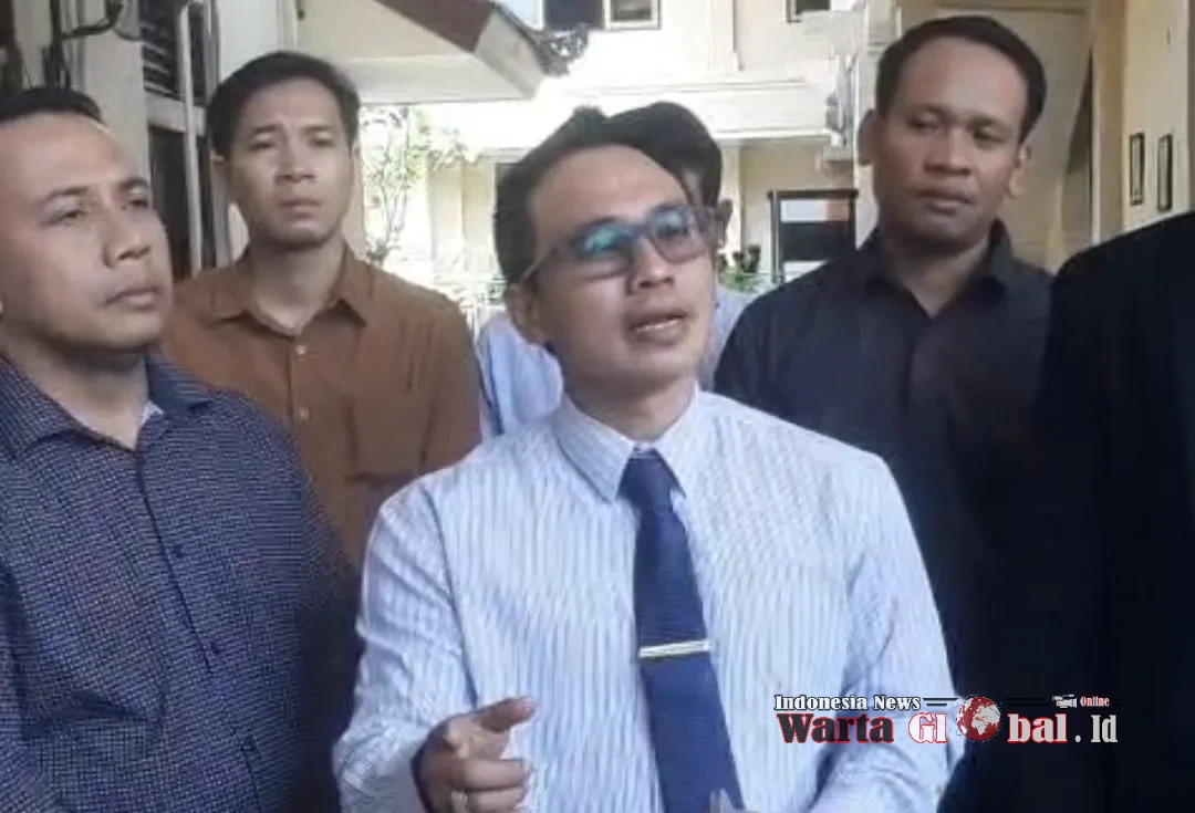 Gugatan Rp 25 Miliar Masuk Babak Sidang, Tergugat Siapkan “Serangan” Kompetensi Absolut
_ Sidang Ditunda hingga 31 Agustus, Kuasa Hukum Media: Kewenangan Ada di Dewan Pers