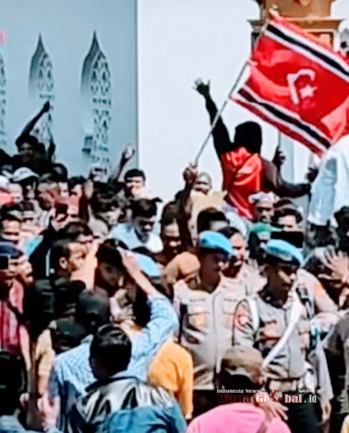 FFU WartaGlobal
Mesjid Raya Aceh Saksi Bisu Bendera Aceh Merdeka Gagah Perkasa 
Massa Usir Wakapolda Aceh  Brigjen Pol. Ari Wahyu Widodo dari kawasan Masjid Raya Baiturrahman,    Saat Hendak Hadiri Zikir, Ada Apa?