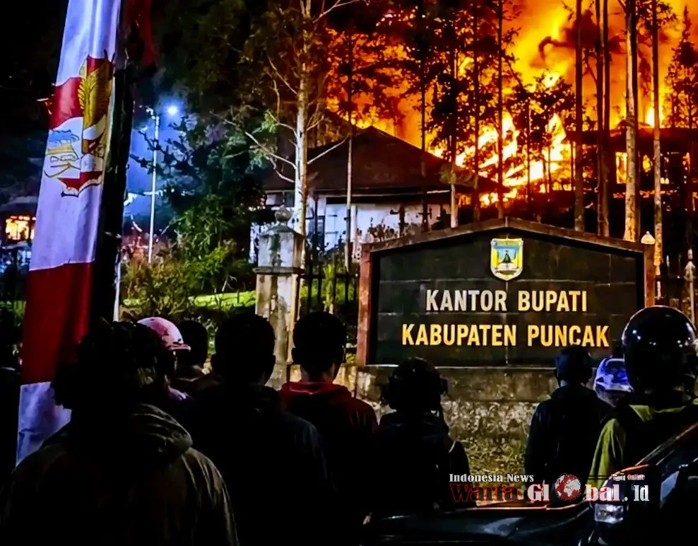 "SIAPA YANG AKAN BERTANGGUNG JAWAB ATAS LUMPUHNYA PELAYANAN PUBLIK?"


TUJUH KANTOR NEGARA DI PAPUA TENGAH DI BAKAR MASSA : 
DANA DESA JADI PEMANTIK, ADA APA DI BALIK LEDAKAN KEMARAHAN?