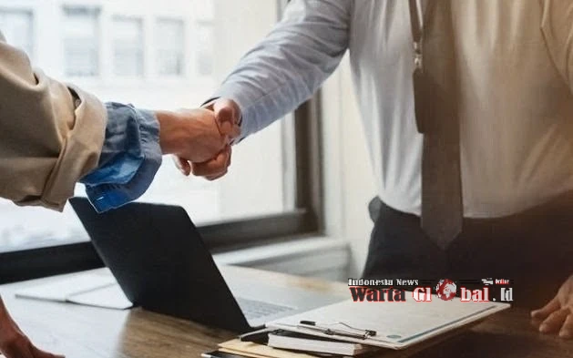 KOMUNIKASI DUA ARAH DALAM HUBUNGAN:


KETIKA CINTA TIDAK CUKUP TANPA KEMAMPUAN MENDENGARKAN
Oleh : Siti Rahma