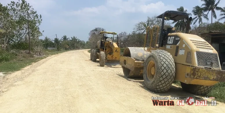 Pekerjaan Pemadatan Agregate Longsegment SP. Cenderawasih KIlo 6 Pekerjaan Pemadatan Agregate Longsegment SP. Cenderawasih KIlo 6
