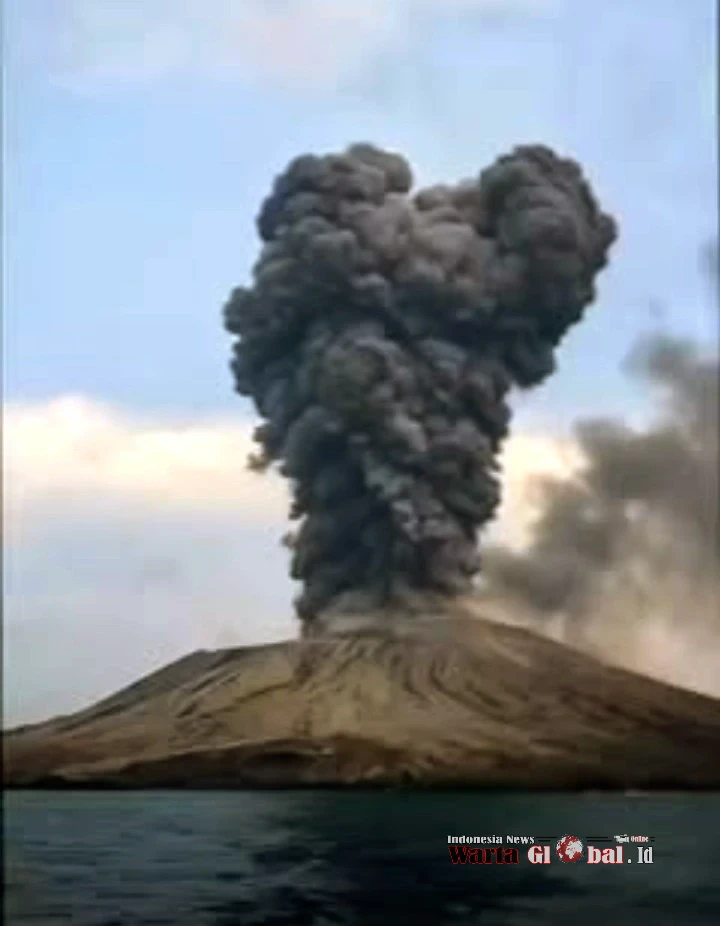 DENTUMAN DINI HARI, ANAK KRAKATAU KEMBALI ERUPSI
Warga Pesisir Banten Diminta Waspada, Radius 3 Kilometer Harus Dikosongkan