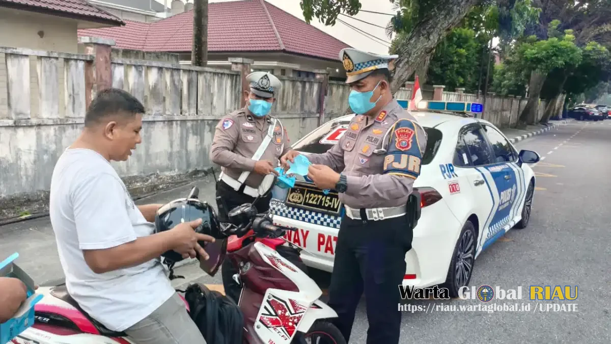 Polantas Karib Bagikan Masker Kepada Pengendara Dan Pengguna Jalan