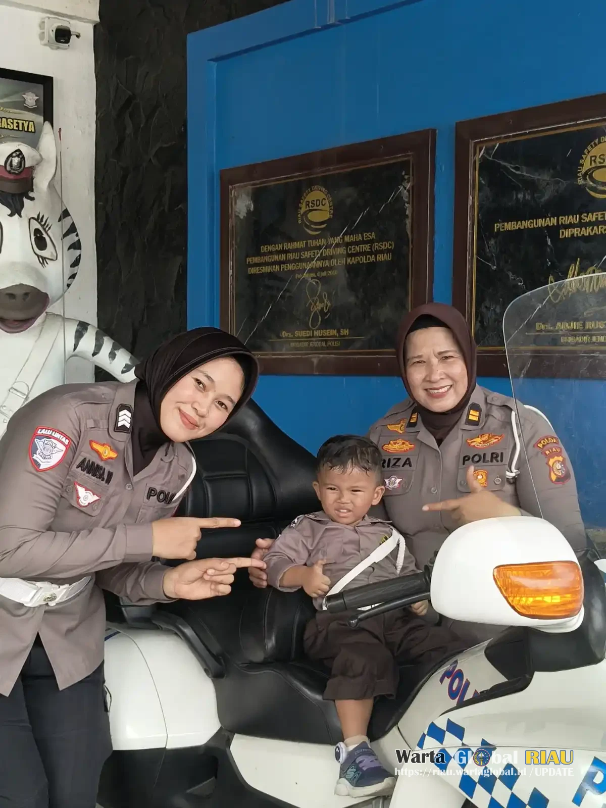 Polantas Karib Disambut Senyum Anak-Anak, Ditlantas Polda Riau Tanamkan Keselamatan Dan Cinta Lingkungan Sejak Dini Polantas Karib Disambut Senyum Anak-Anak, Ditlantas Polda Riau Tanamkan Keselamatan Dan Cinta Lingkungan Sejak Dini