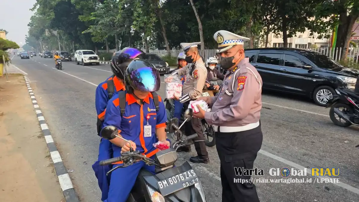 Asap Tebal Selimuti Pekanbaru, Ditlantas Polda Riau Bagikan Ribuan Masker Kepada Masyarakat