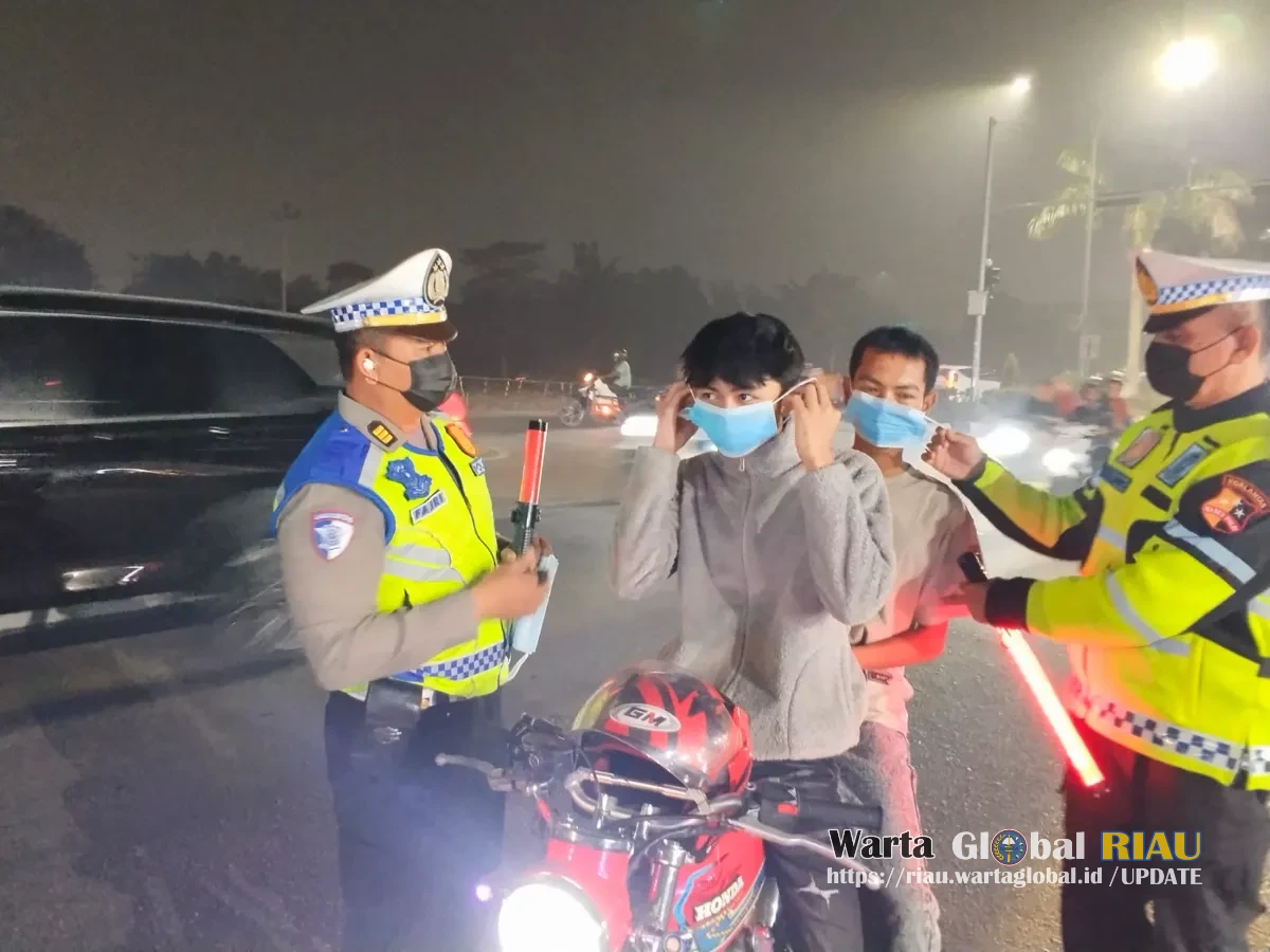 Kabut Asap Selimuti Pekanbaru, Tim Blue Light Patrol Polda Riau Sisir Jalan Protokol Dan Bagikan Masker Kepada Warga Dan Pengendara