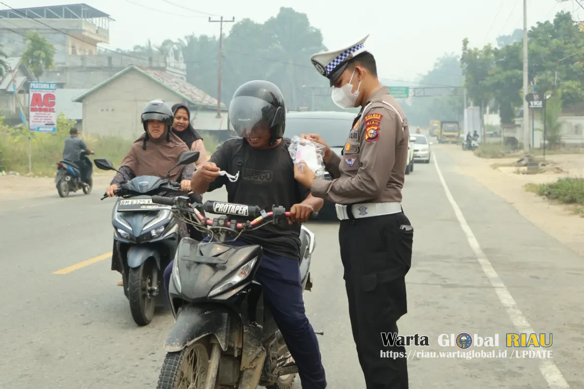 Polres Kuansing Bagikan Masker Kepada Pengguna Jalan, Imbau Masyarakat Jaga Kesehatan Di Tengah Udara Berasap