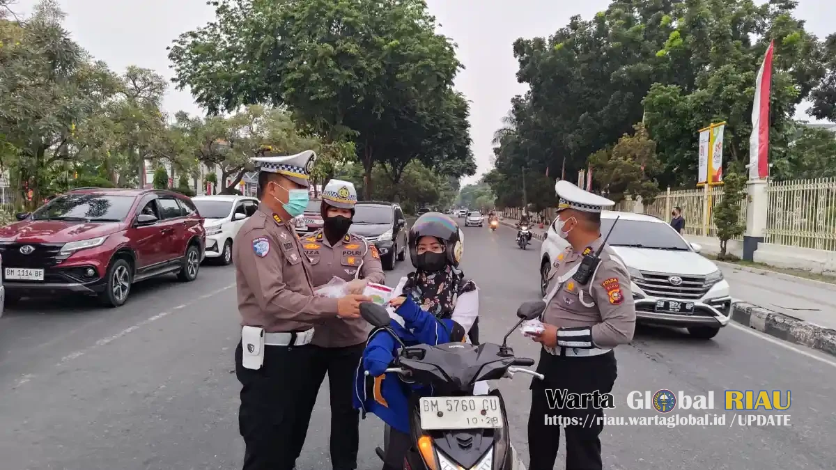 Udara Pekanbaru Masih Berasap, Polantas Karib Turun Ke Jalan Bagikan Ribuan Masker