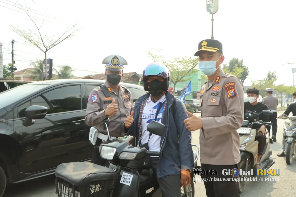 Peduli Kesehatan Warga, Kapolres Kuansing Turun Langsung Bagikan Masker Kepada Pengguna Jalan