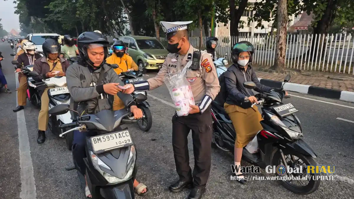 Asap Tebal Selimuti Pekanbaru, Ditlantas Polda Riau Bagikan Ribuan Masker Kepada Masyarakat