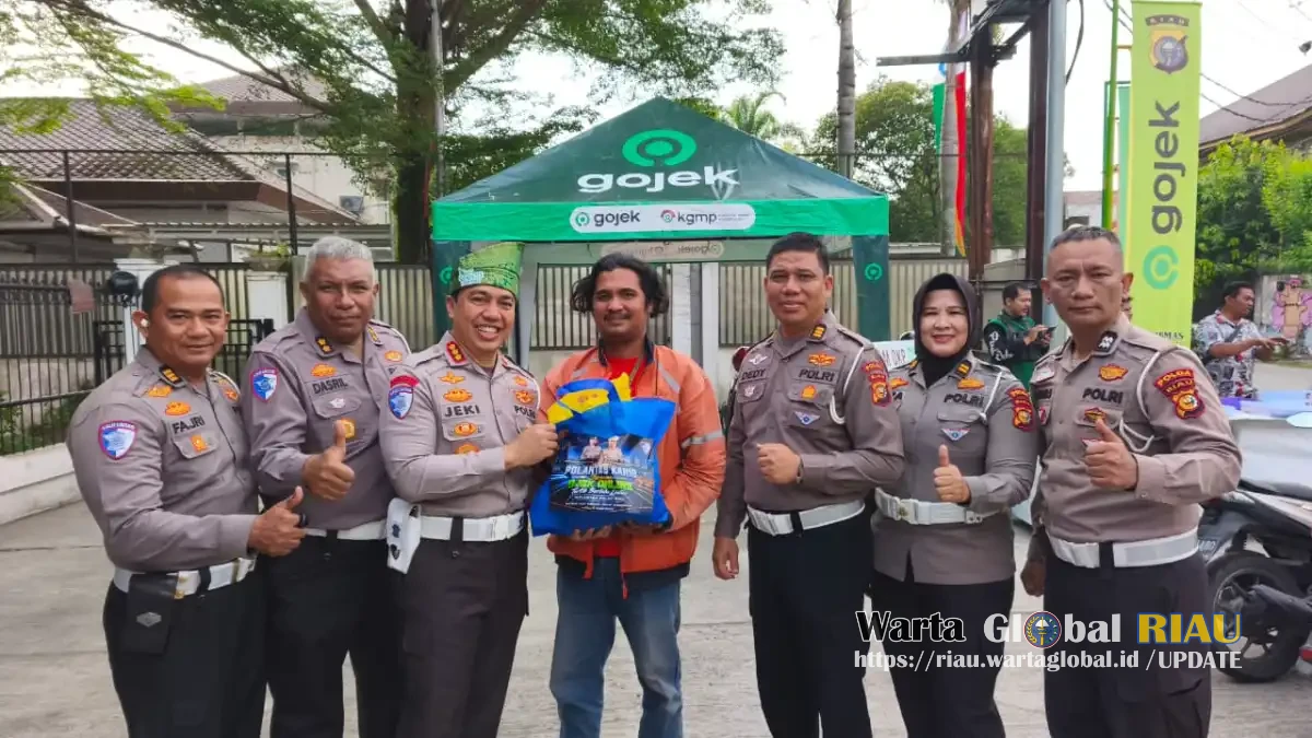 Dari Helm SNI Hingga Bibit Pohon, Polantas Karib Tebar Berkah Bersama Ojol Pekanbaru