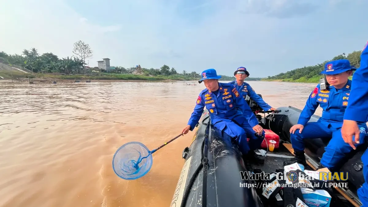 Green Policing Di Arena Pacu Jalur, Ditpolairud Polda Riau Bersihkan Sampah Di Tepian Narosa