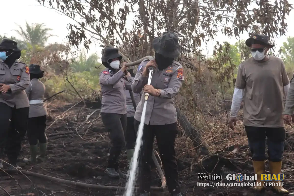 Srikandi Polres Kampar Di Garis Depan Karhutla : Kasat Lantas AKP Wulan Afdhalia Pimpin Langsung Pemadaman Api Di Rimbo Panjang