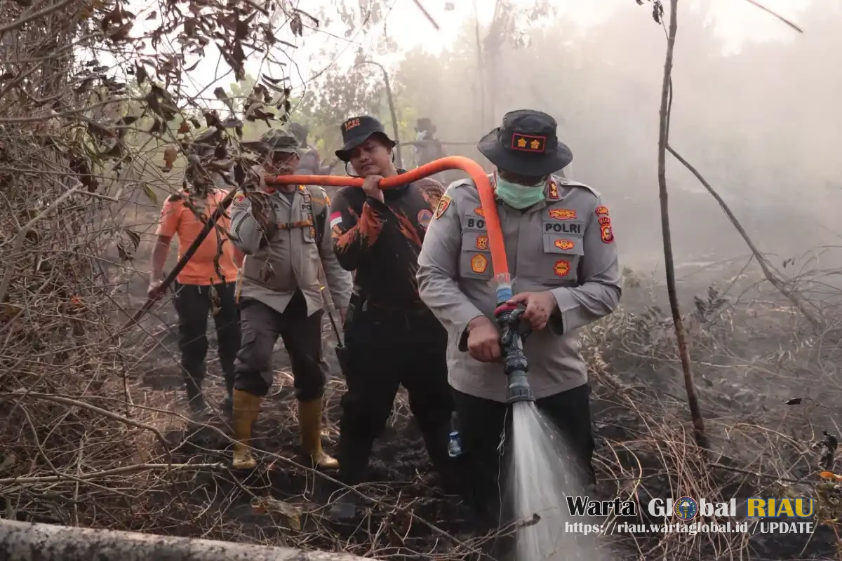 Kapolres Kampar Pimpin Langsung Operasi Pemadaman Karhutla Di Rimbo Panjang : 70 Personel Gabungan Berhasil Padamkan Api Di Lahan Gambut 1 Hektar