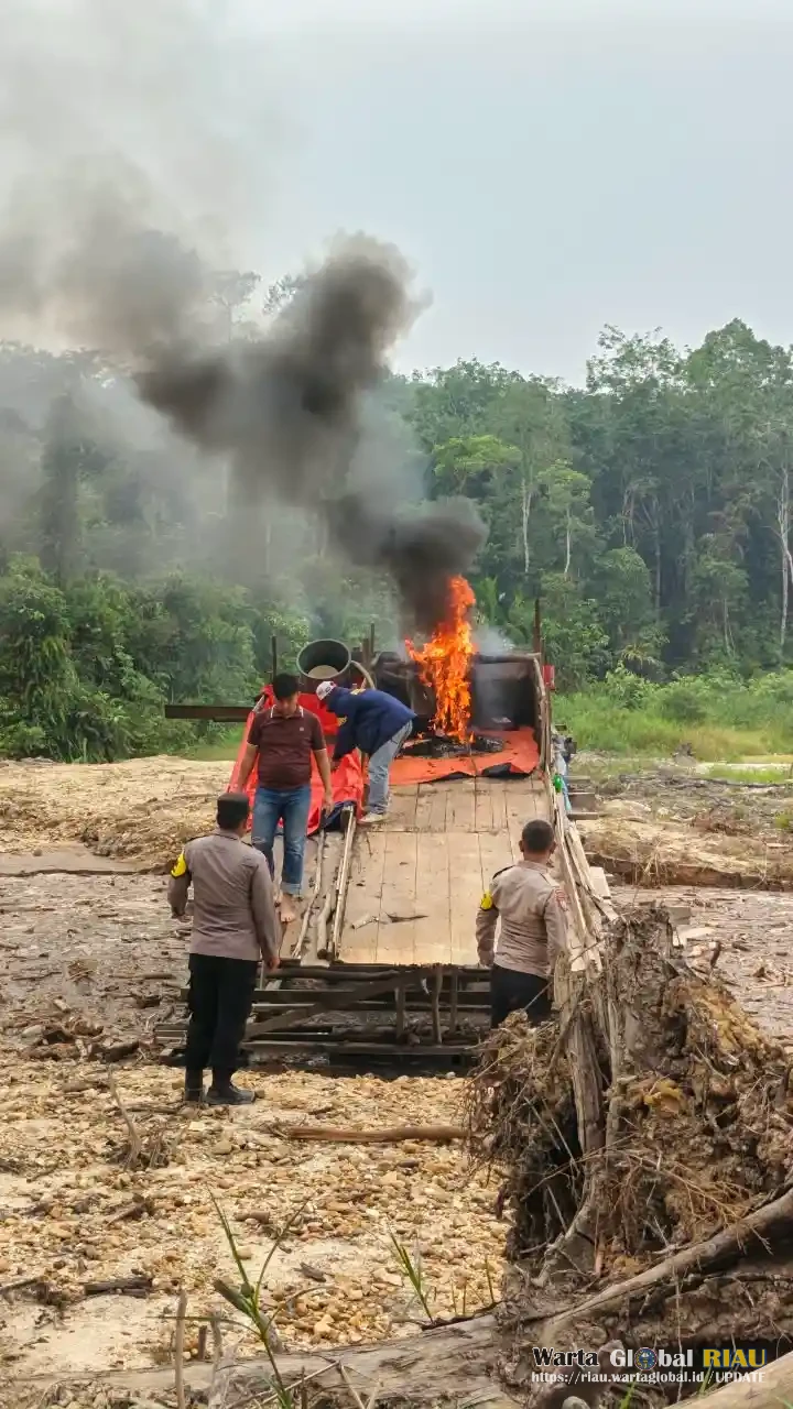 Polsek Kuantan Mudik Tertibkan Dua Rakit PETI Di Sekitar Venue Dayung Kebun Nopi
