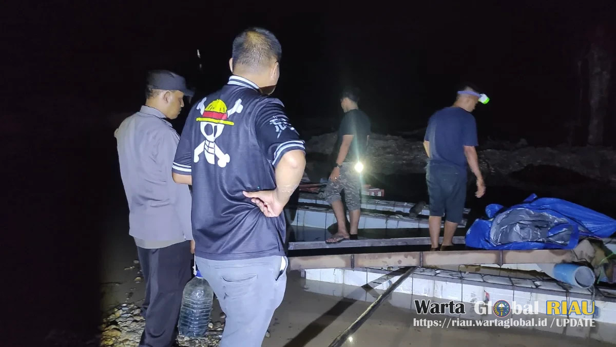Tindak Tegas Aktivitas PETI, Polsek Kuantan Tengah Musnahkan Tiga Unit Mesin Stingkai Di Pulau Kopung Sentajo Tindak Tegas Aktivitas PETI, Polsek Kuantan Tengah Musnahkan Tiga Unit Mesin Stingkai Di Pulau Kopung Sentajo