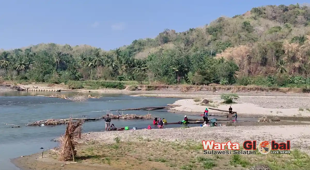 Kemarau Ganggu Pasokan Air PDAM, Warga Enrekang Manfaatkan Sungai Saddang