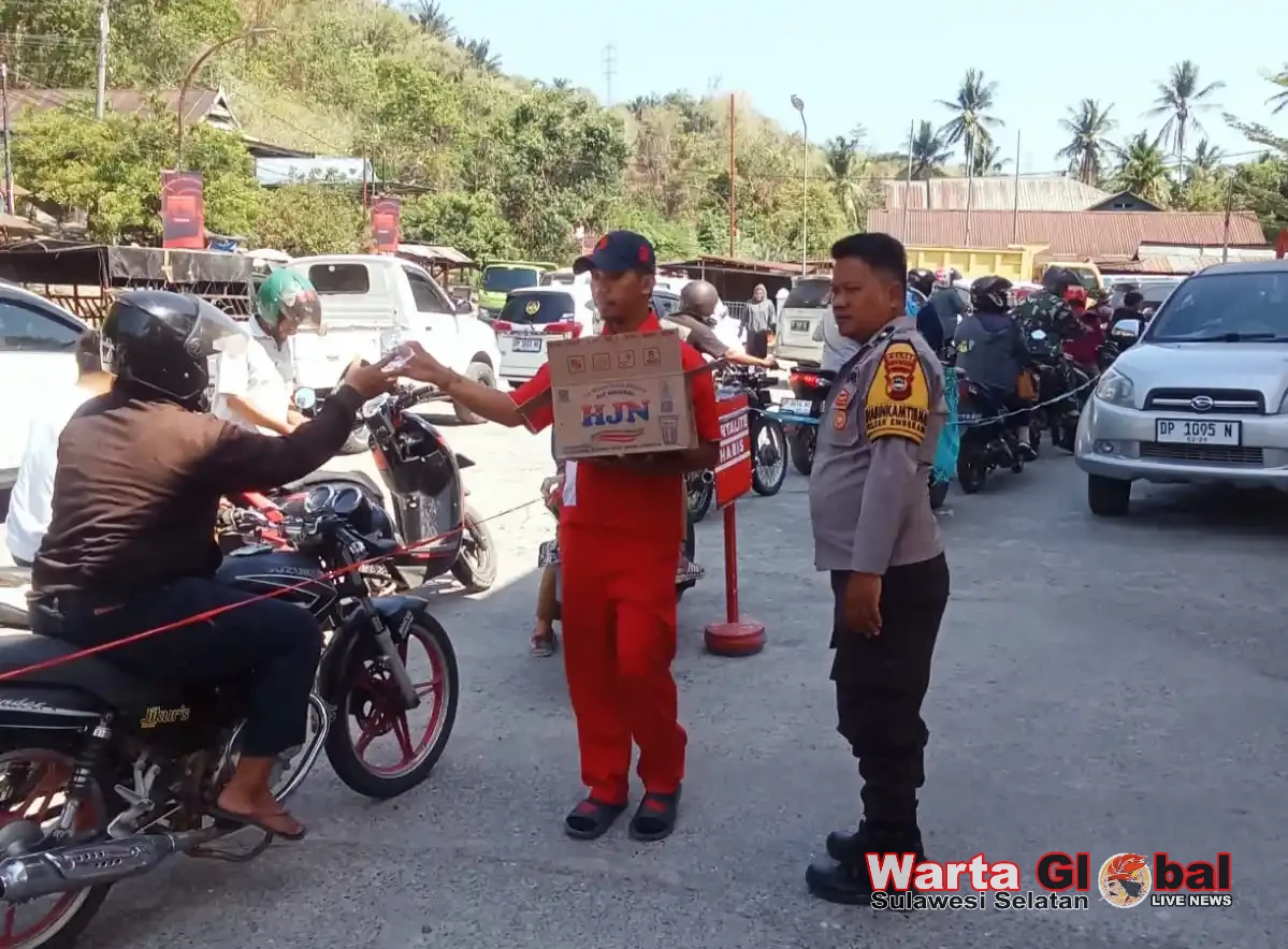 Petugas SPBU Massemba Bagikan Air Minum Gratis kepada Pengendara yang Antre BBM