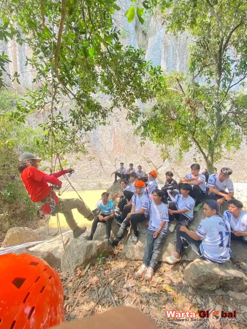 Kuliah Berbasis Lapangan, Mahasiswa Pendidikan Kepelatihan Olahraga UNIMEN Praktek Panjat Tebing di Mandu Tontonan