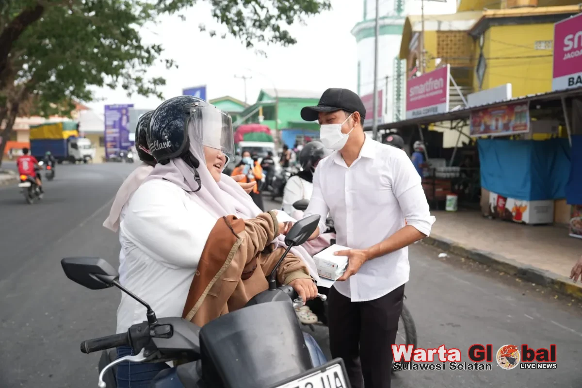 Enrekang Dikepung Asap Karhutla, Bupati Turun ke Jalan Bagikan Masker kepada Warga