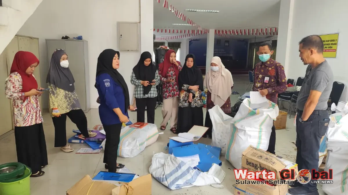 Dispustaka Enrekang Dampingi Disdalduk-KB Lakukan Penyusutan Arsip Dinamis