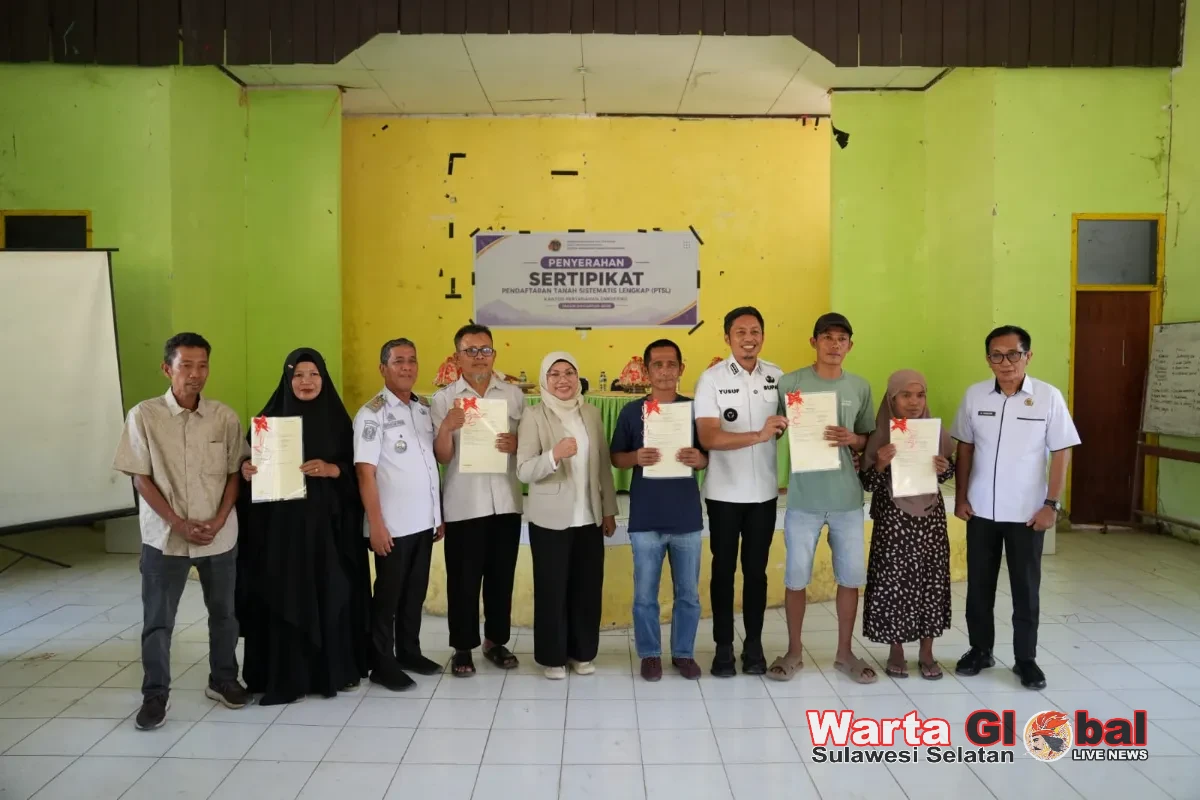 Bupati Enrekang Serahkan Sertifikat Elektronik kepada 289 Warga Baraka