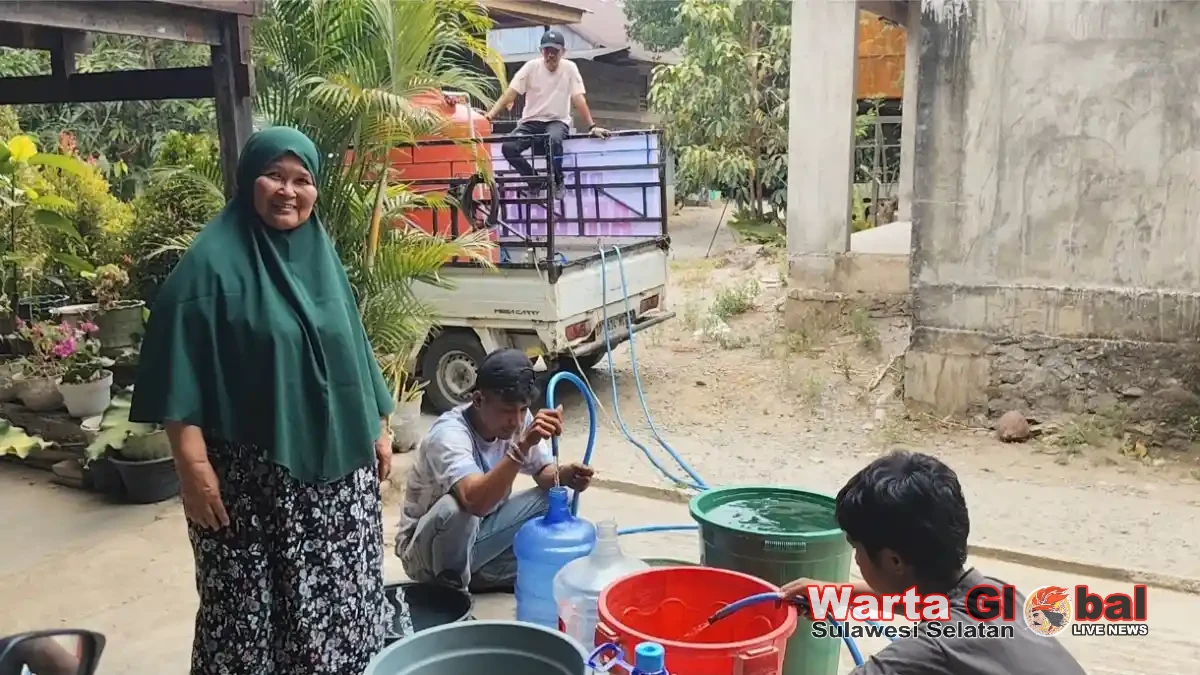 Disdalduk-KB Enrekang Salurkan 600 Liter Air Bersih, Warga Berharap Distribusi Ditambah