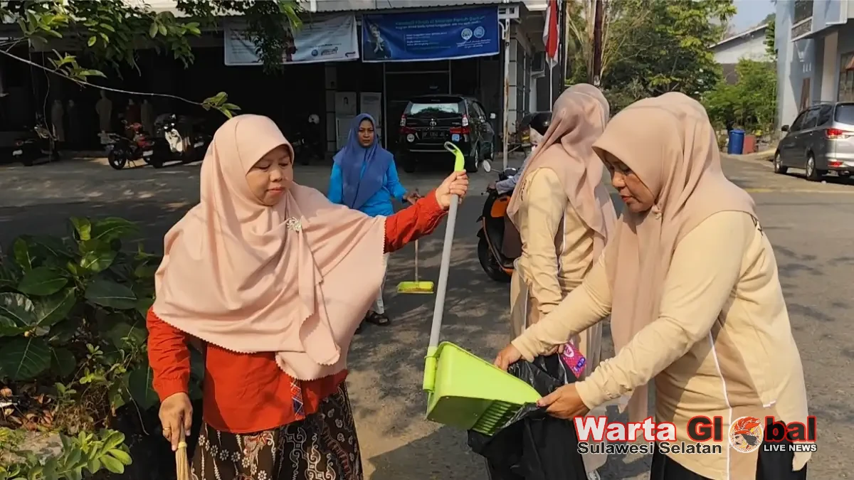 Dukung Persiapan Adipura 2026, Disdalduk-KB Enrekang Gelar Aksi Bersih Lingkungan