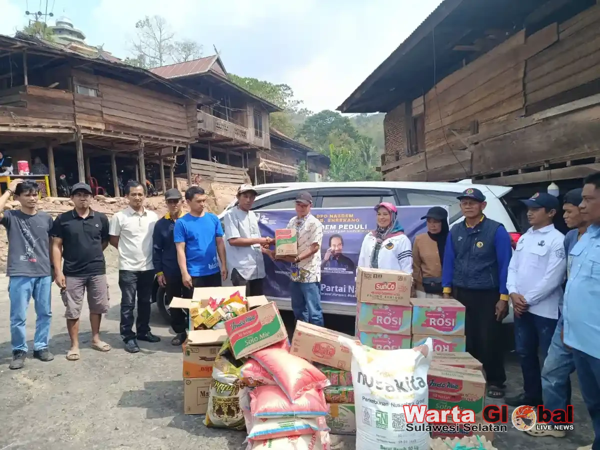 NasDem Peduli Salurkan Bantuan kepada Lima KK Korban Kebakaran di Kendenan