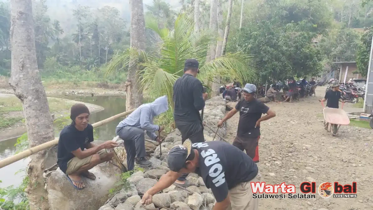 Antisipasi Banjir, Warga Perumahan Al Mubarokah Kukku Gotong Royong Pasang Bronjong di Sungai Lewaja